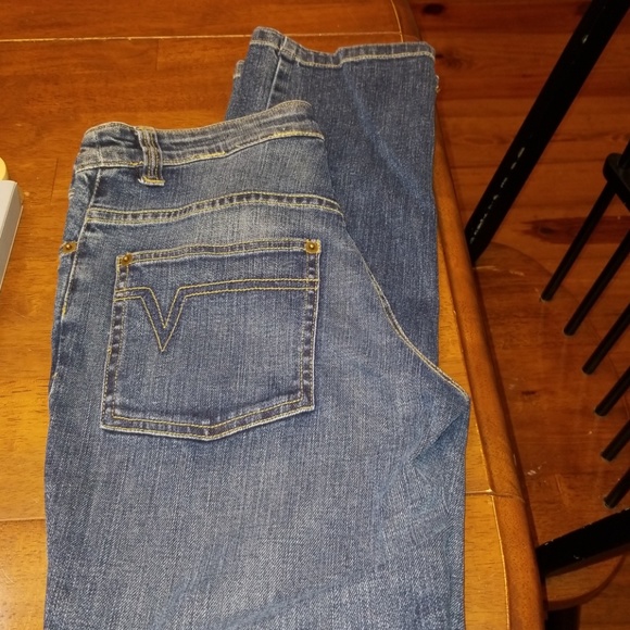 $5 ITEM. Jeans. MUST BUNDLE WITH TWO OTHER ITEMS - Picture 6 of 8